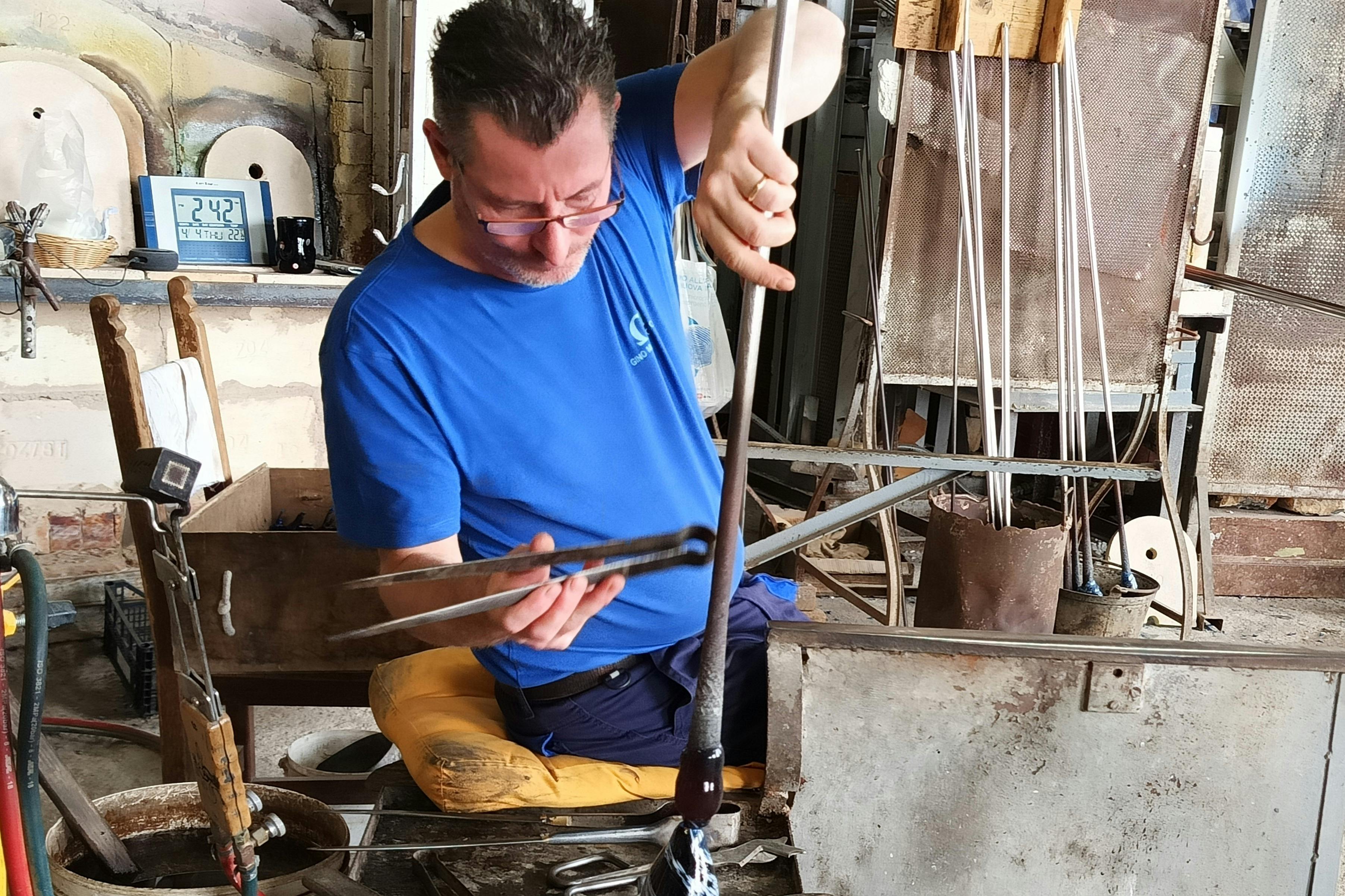 Мастер стекла за работой