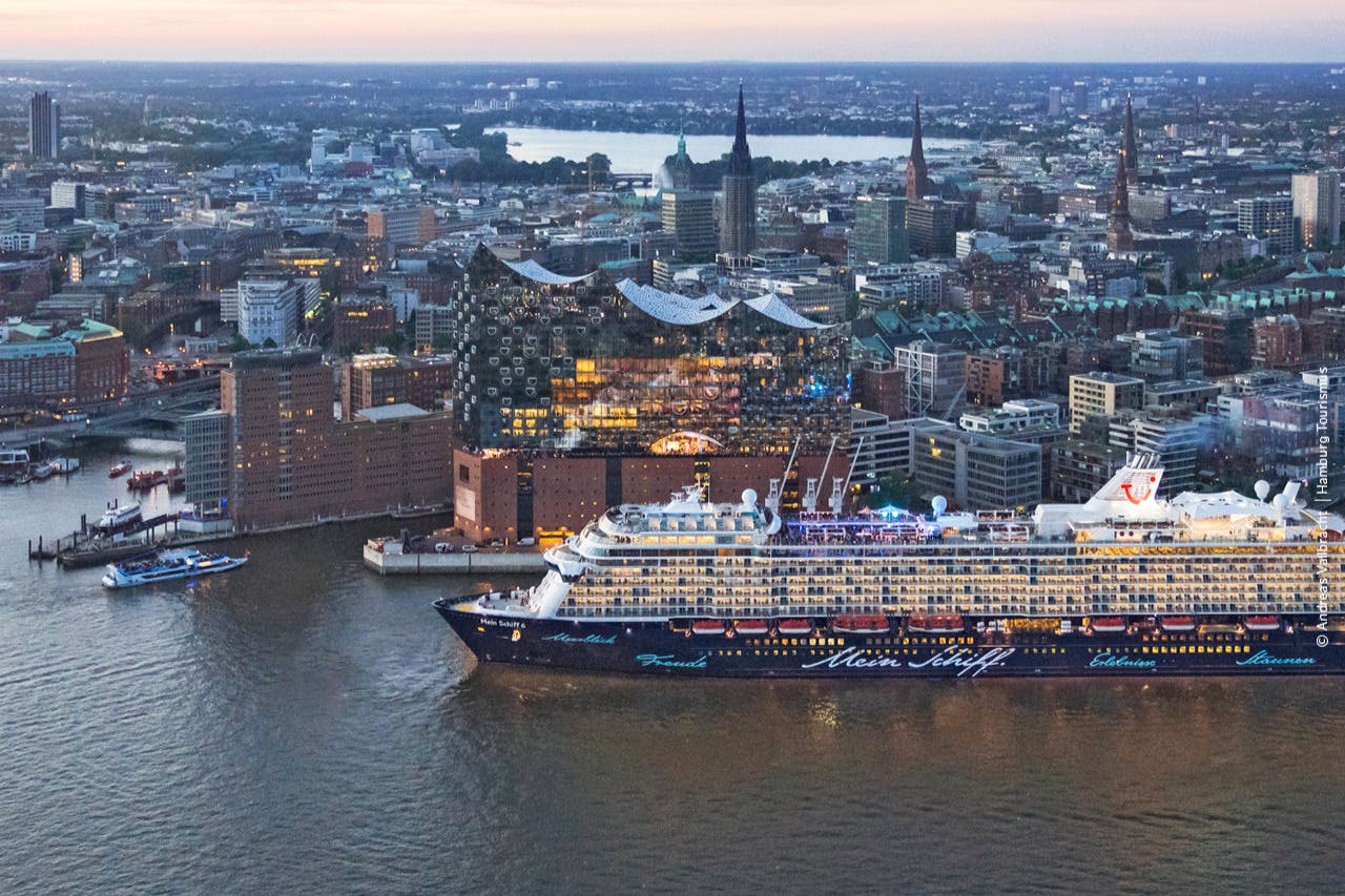 Uitzicht Hamburg met op de achtergrond Elbphilharmonie, haven en Alster
