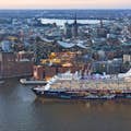 Blick auf Hamburg mit Elbphilharmonie, Hafen und Alster im Hintergrund