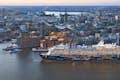 Visa Hamburg med Elbphilharmonie, hamnen och Alster i bakgrunden