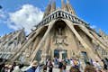 Udsigt over Passion facaden af Sagrada Familia fra basen under den guidede rundvisning.