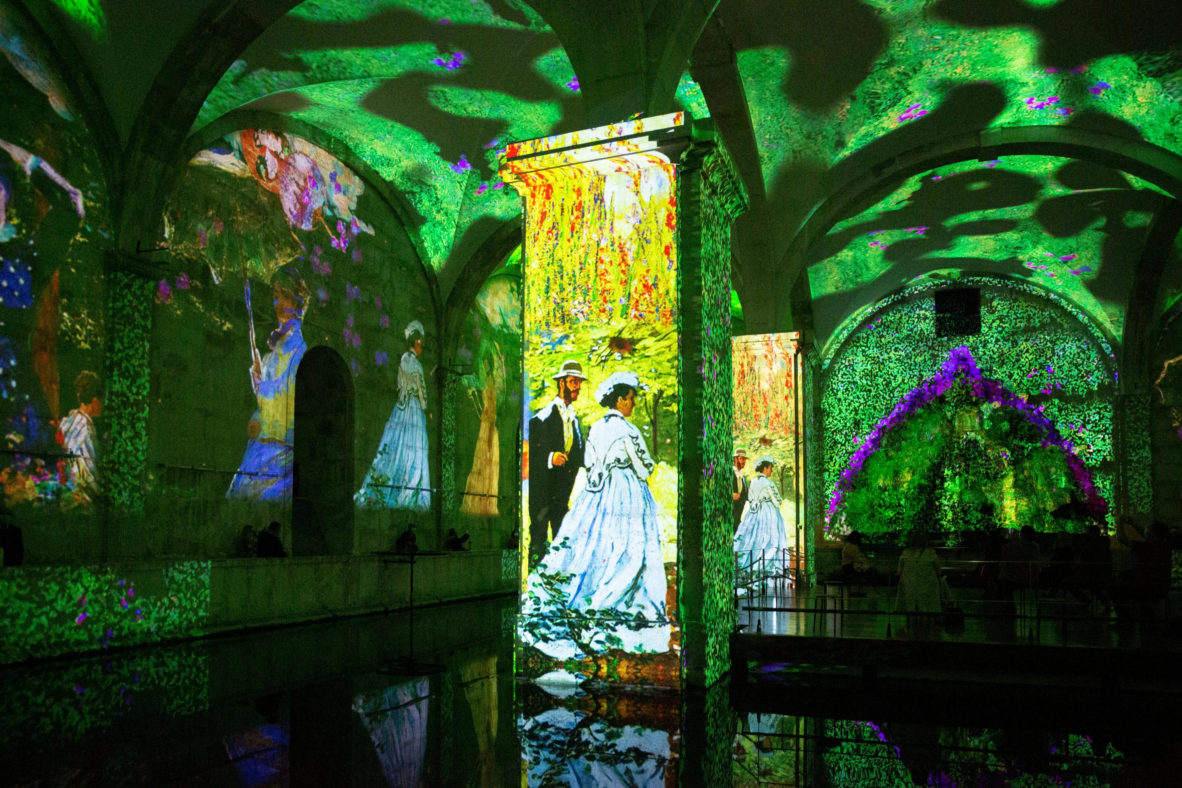 壁や柱に人、花、自然を映し出すカラフルな印象派のアーチ型の部屋。光沢のある床に映し出されています。
