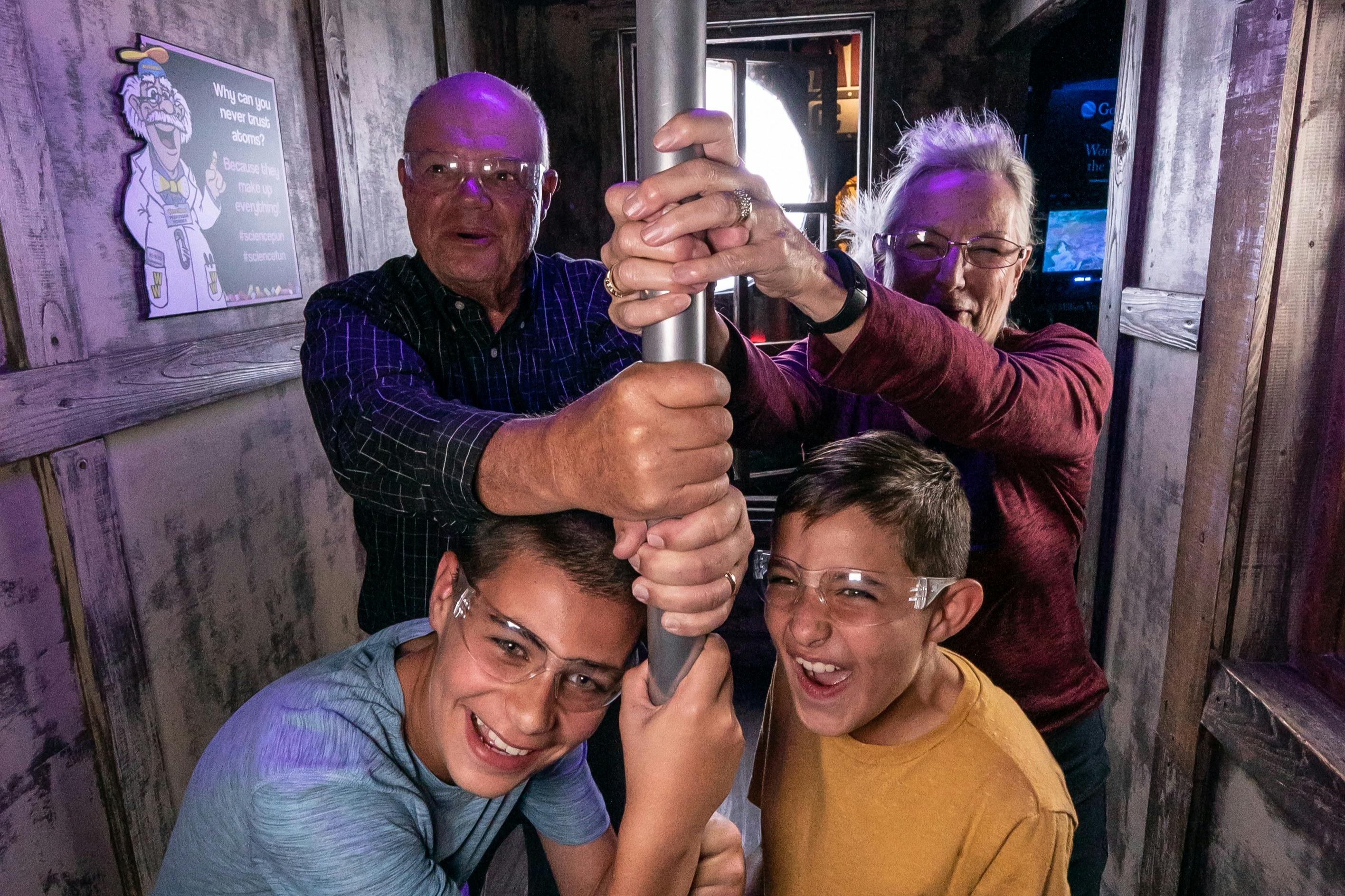 Νιώστε τη δύναμη των τυφλών ανέμων ταχύτητας 71 μιλίων/ώρα στο Hurricane Shack.