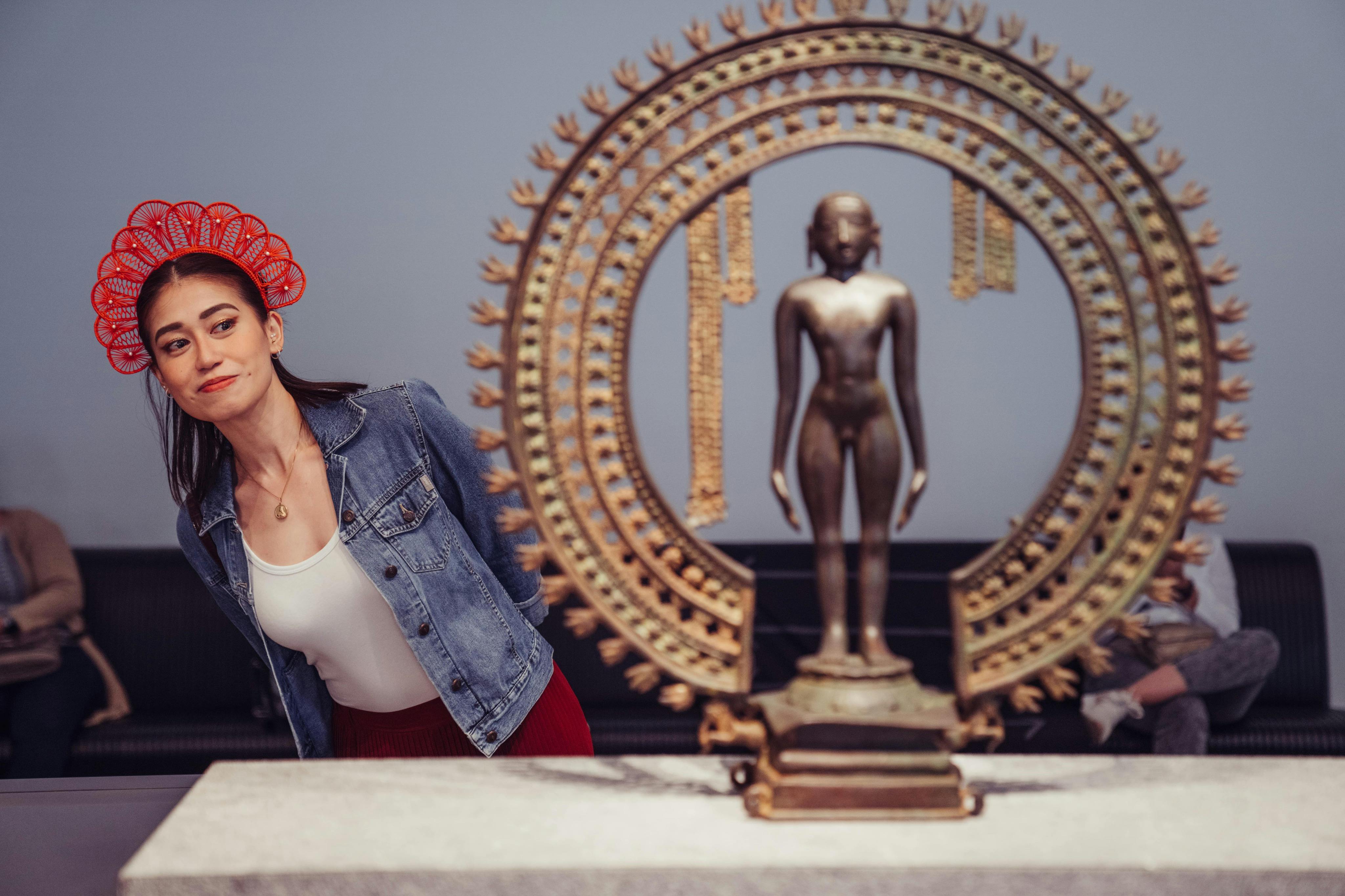 Bild einer Frau, die eine Skulptur betrachtet