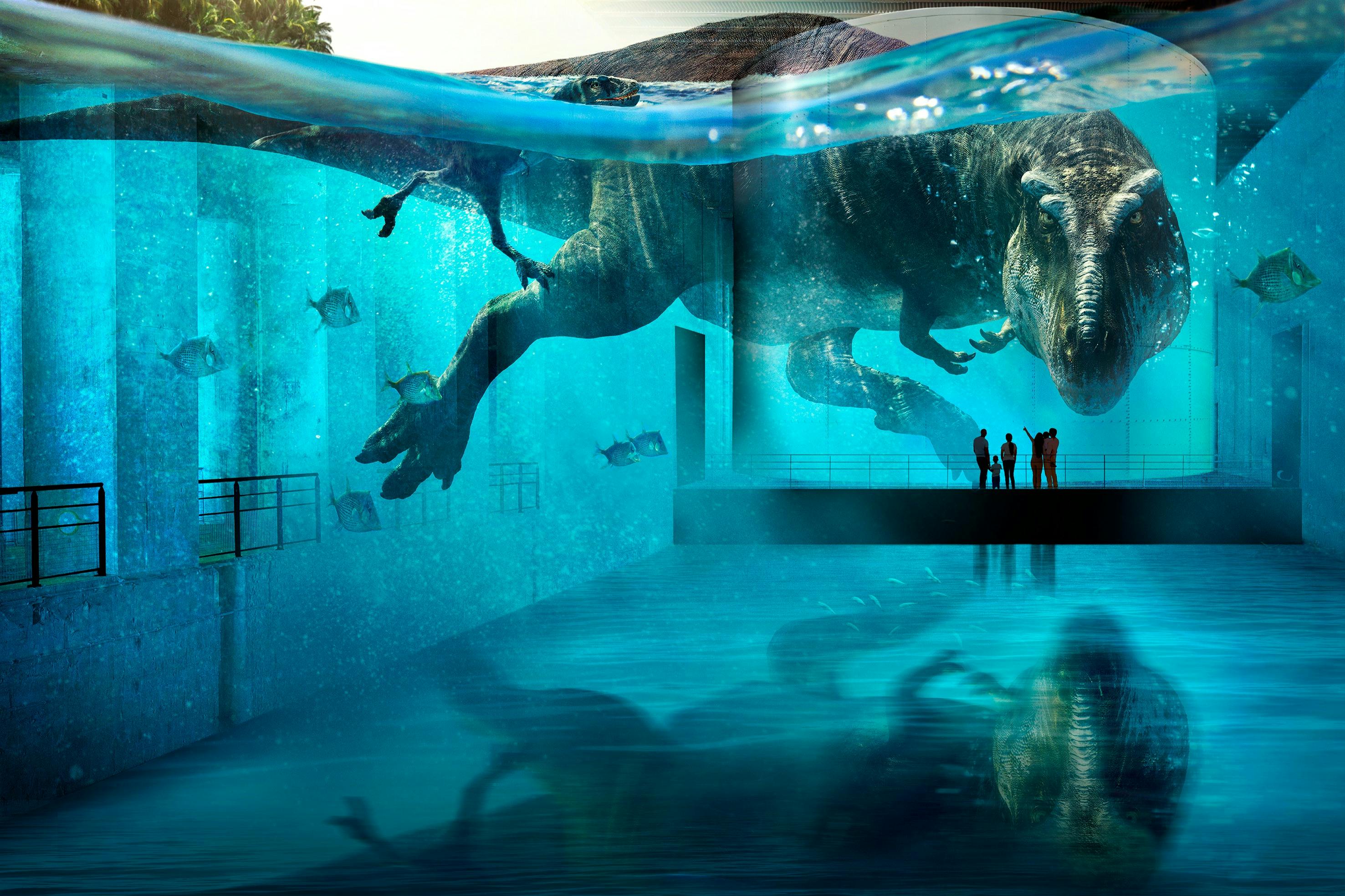 Un dinosaurio acuático gigante nada en un gran tanque, mientras la gente lo observa itibaren una plataforma al fondo.