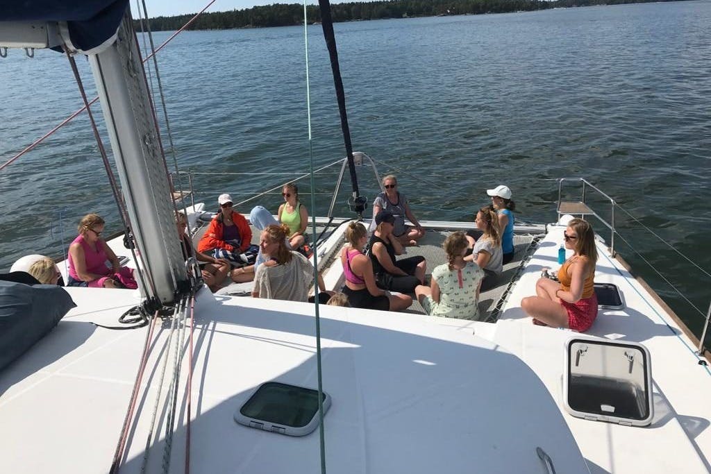 Naviguer sur un catamaran à Helsinki