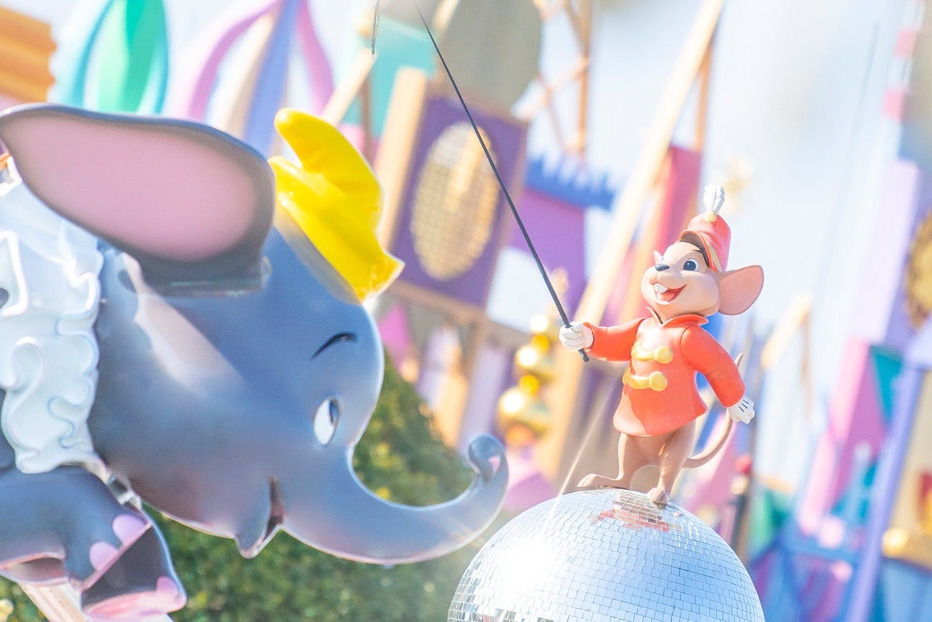 Ένα γλυπτό του Ντάμπο και ένα ποντίκι με κόκκινο σακάκι και καπέλο. Το ποντίκι στέκεται πάνω σε μια ντισκομπάλα και ο Ντάμπο είναι στα αριστερά.