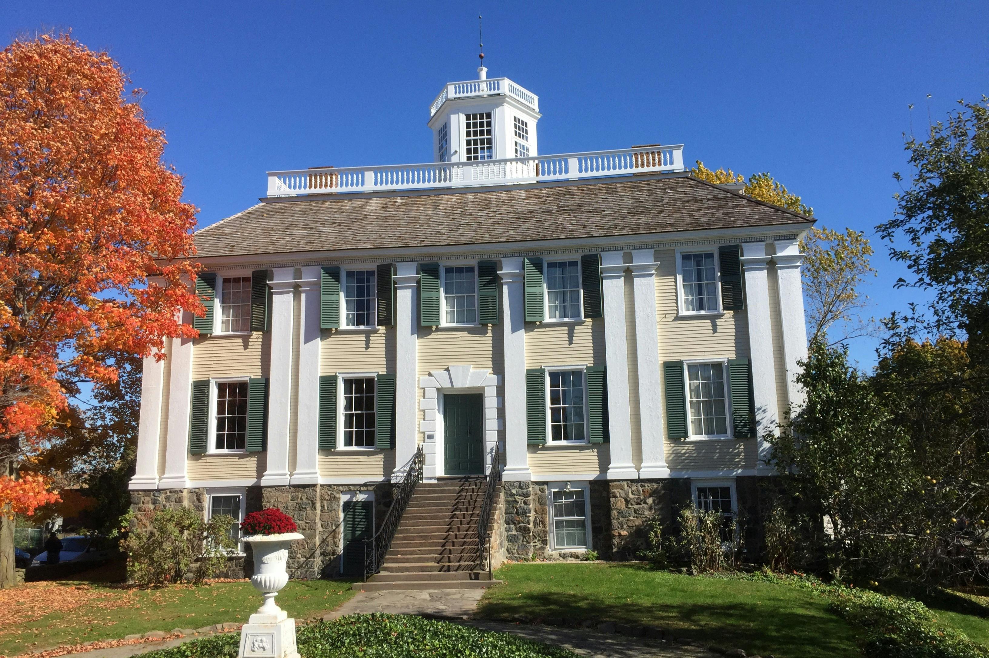 Dům Shirley-Eustis, západní fasáda.