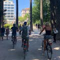 En grup amb bicicleta pels jardins d'Atenes