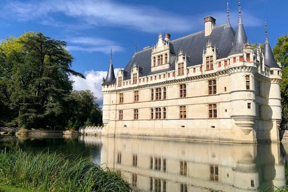 Château d'Azay-le-Rideau and its reflection in the water