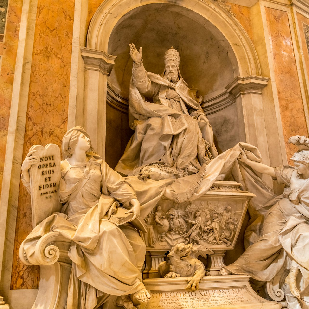 Basílica de São Pedro, Cúpula e Gruta Papal: Visita Guiada pela Manhã Cedo - Acomodações em Roma