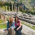 Invités prenant une photo avec le site archéologique de Delphes en arrière-plan