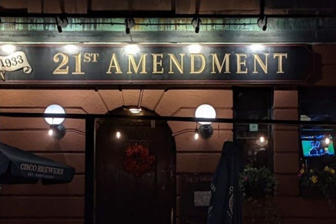 第21修正案的夜间入口照片