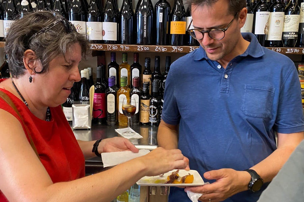 Γευσιγνωσία τροφίμων και ποτών κατά τη διάρκεια της επίσκεψης.