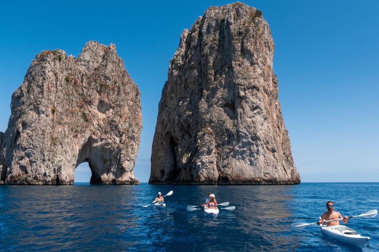 Excursión en kayak por Capri: Cuevas y playas - Alojamientos en Capri