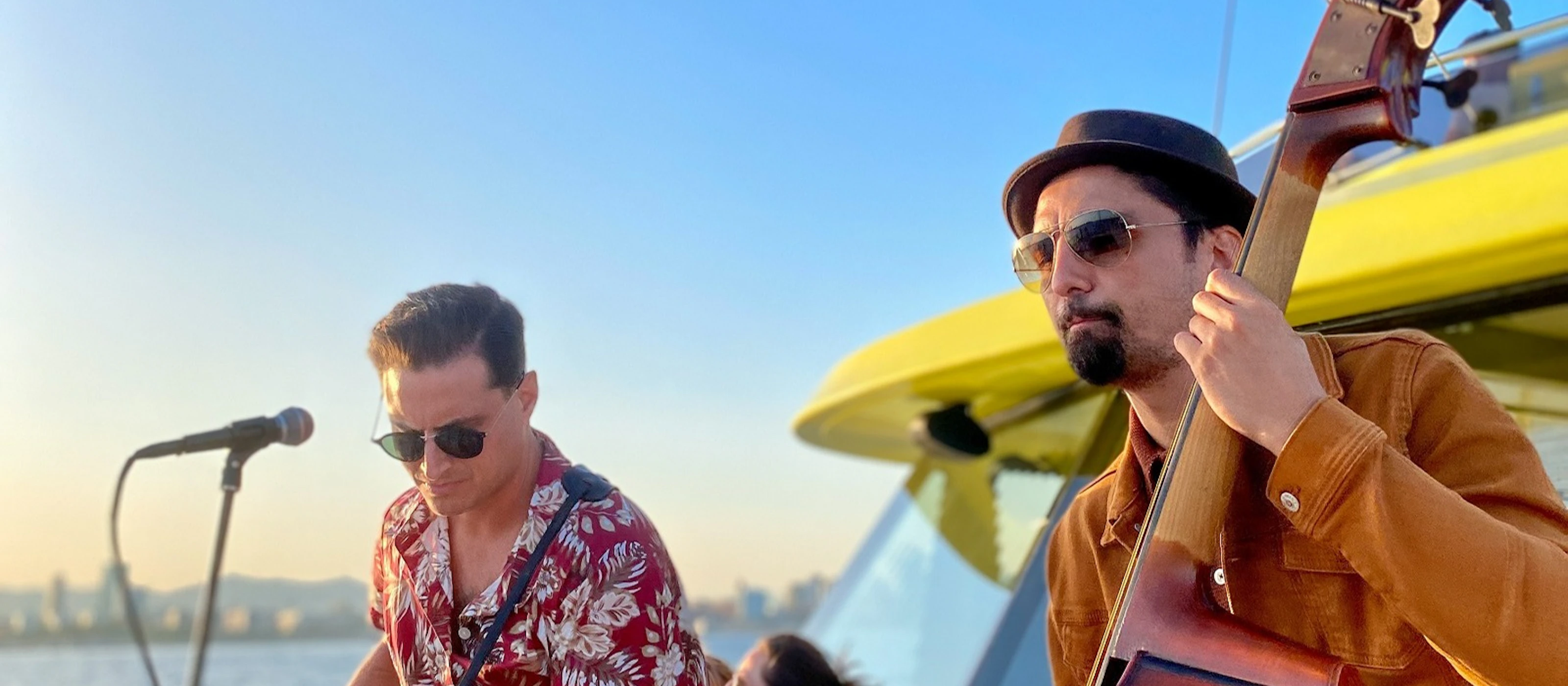 Barcelona: Eco-Katamaran Bootstour bei Sonnenuntergang + Live-Musik