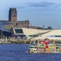 Die Dazzle-Fähre auf dem Fluss Mersey mit der anglikanischen Kathedrale im Hintergrund
