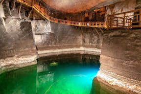 Lago subterrâneo na mina de sal de Wieliczka