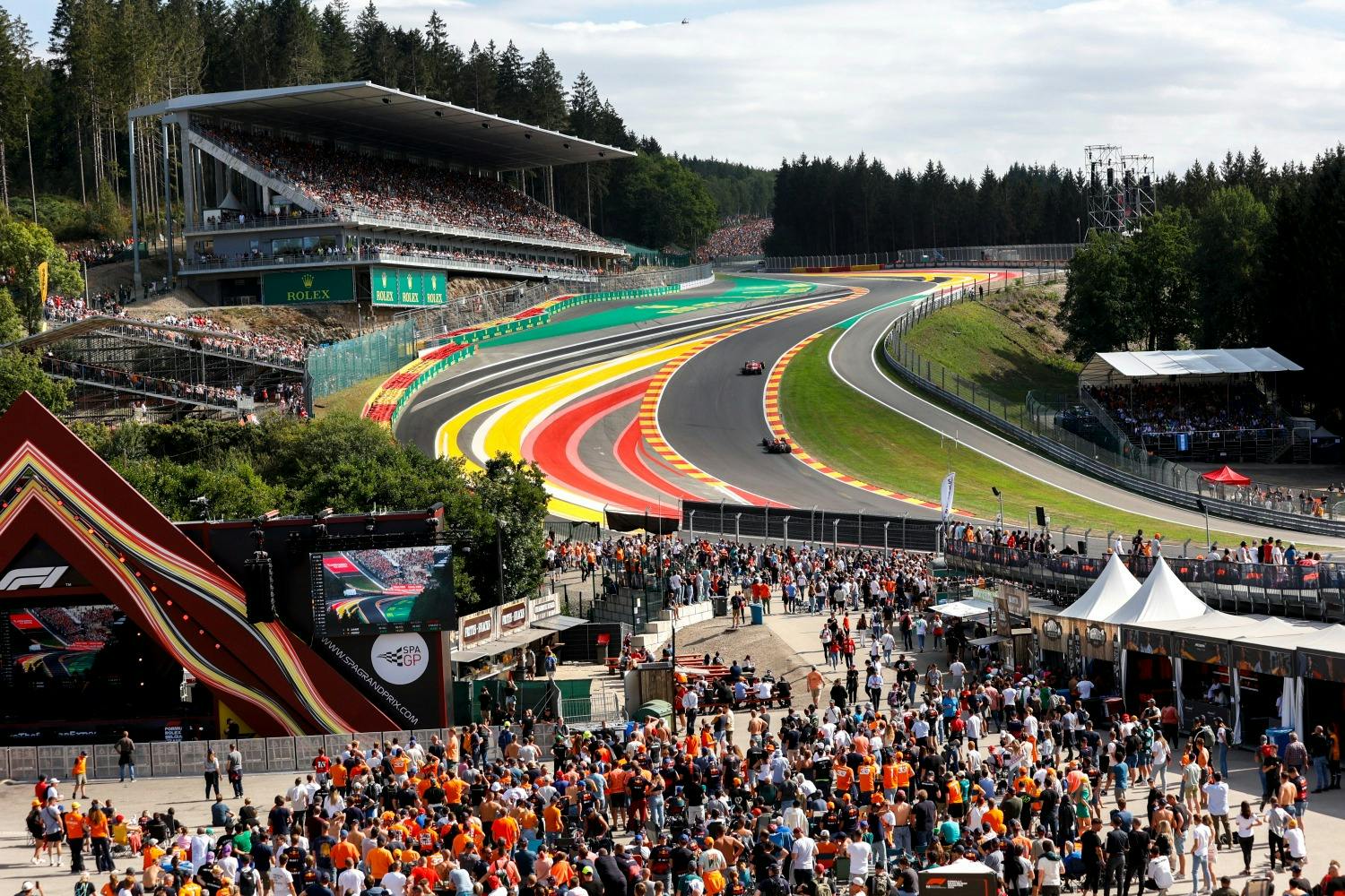 Široký výhled na trať na okruhu Circuit de Spa-Francorchamps pro Belgii Formule 1
