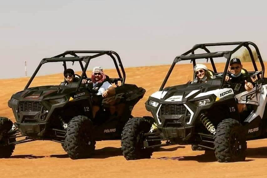 沙漠中的沙丘车