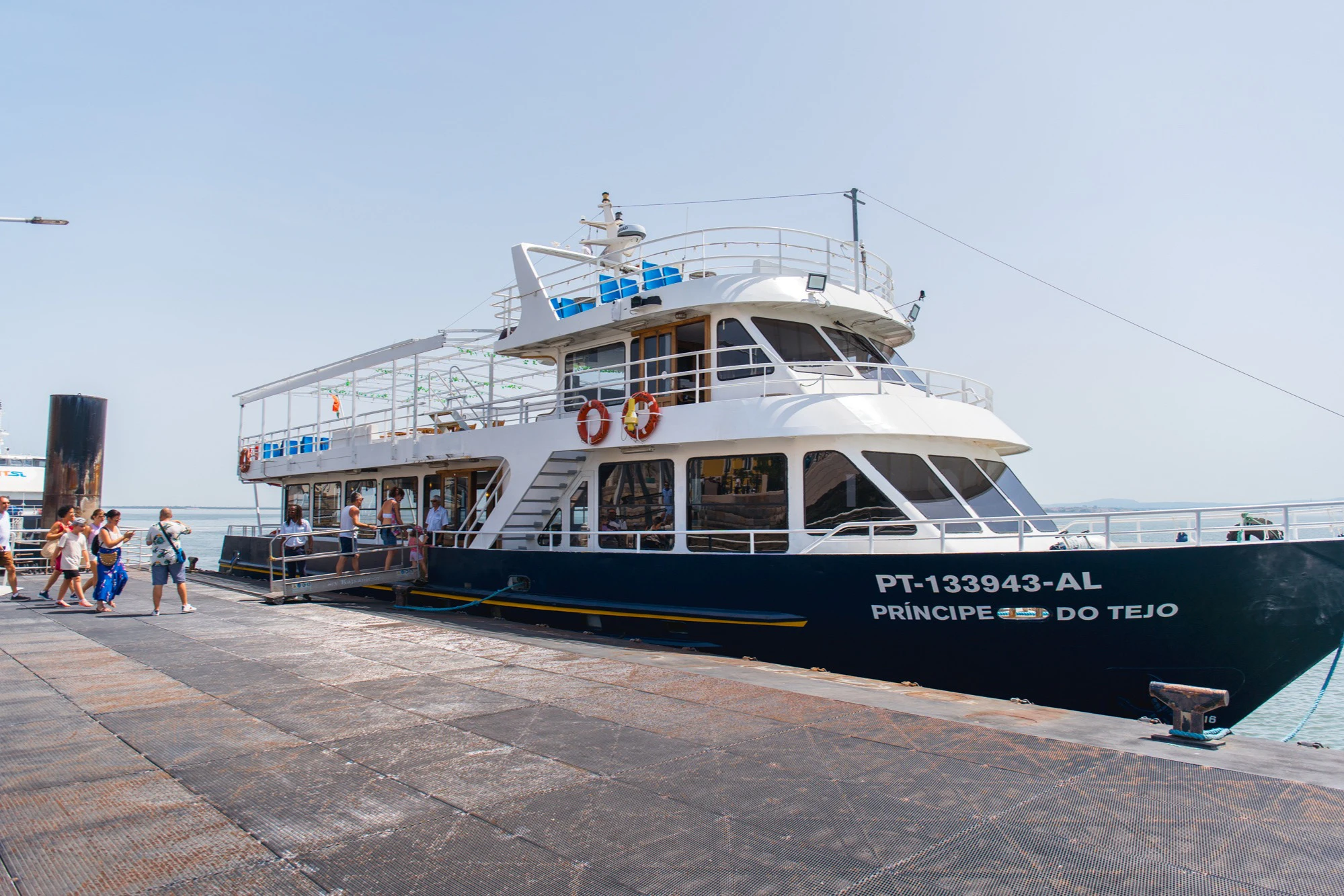 Lisbon: Tagus River Dinner Cruise + Fado Show