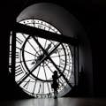 Vrouw poseert voor de klok van Musée d'Orsay