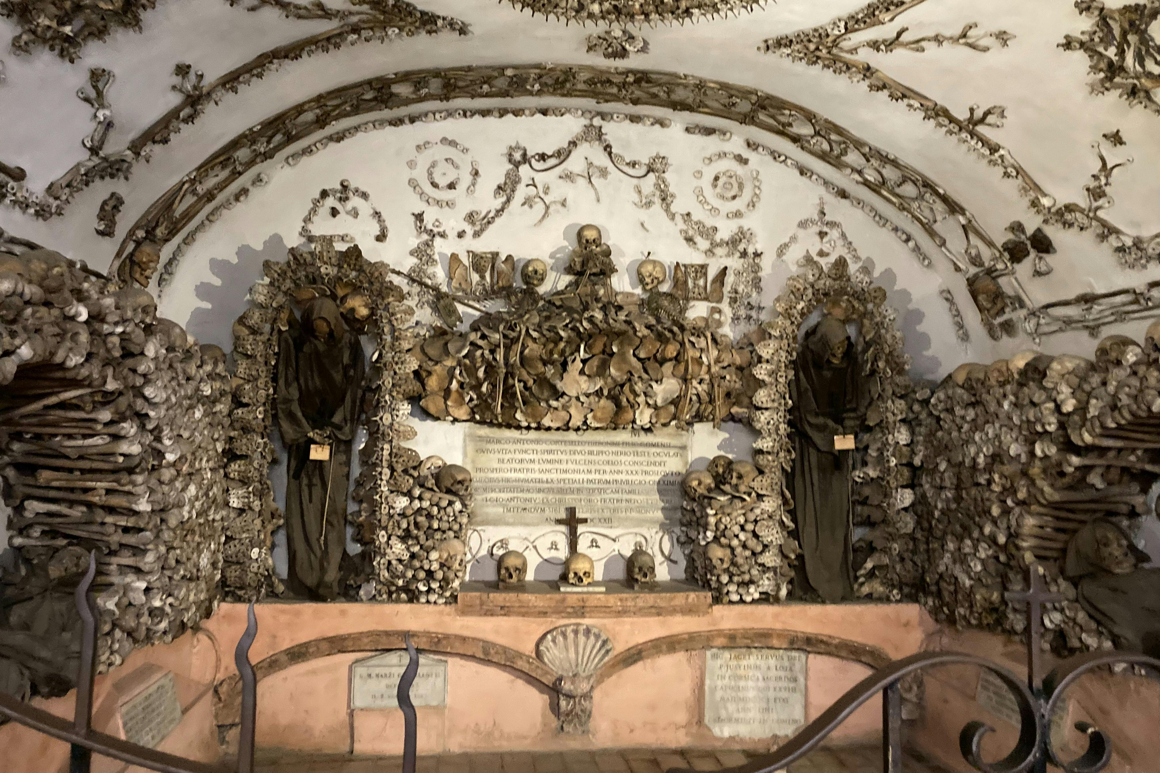 カプチンクリプトの5つの骨の礼拝堂の不気味な美しさを探索してください。