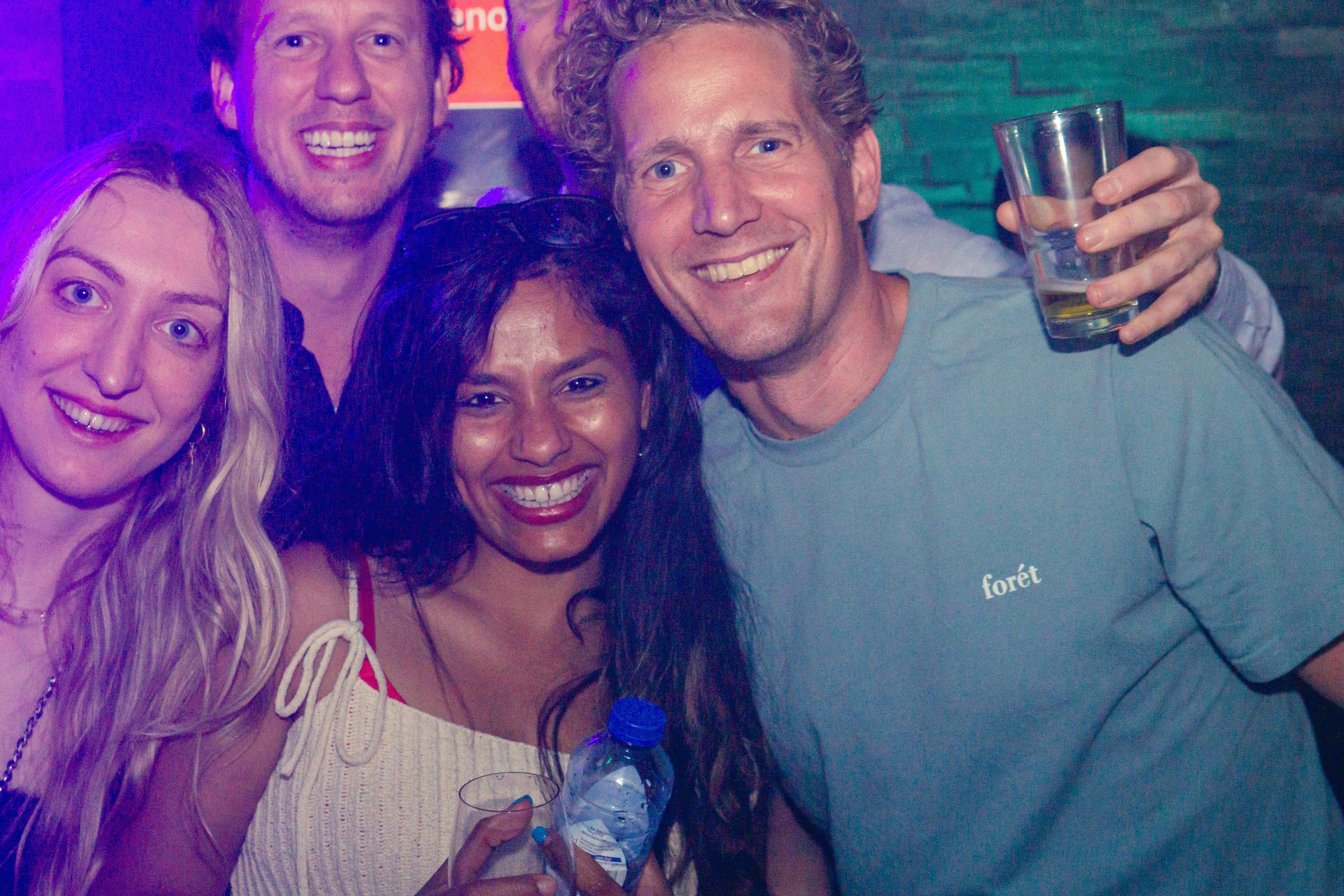 朋友们一起闲逛的照片