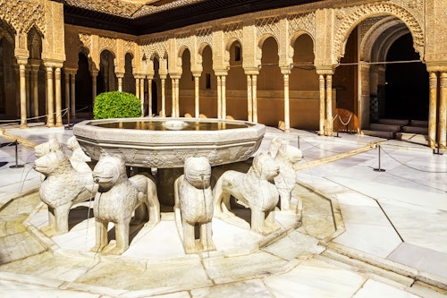 グラナダ：ナスリッド宮殿＆庭園とアルハンブラのガイド付きツアー(即日発券)
