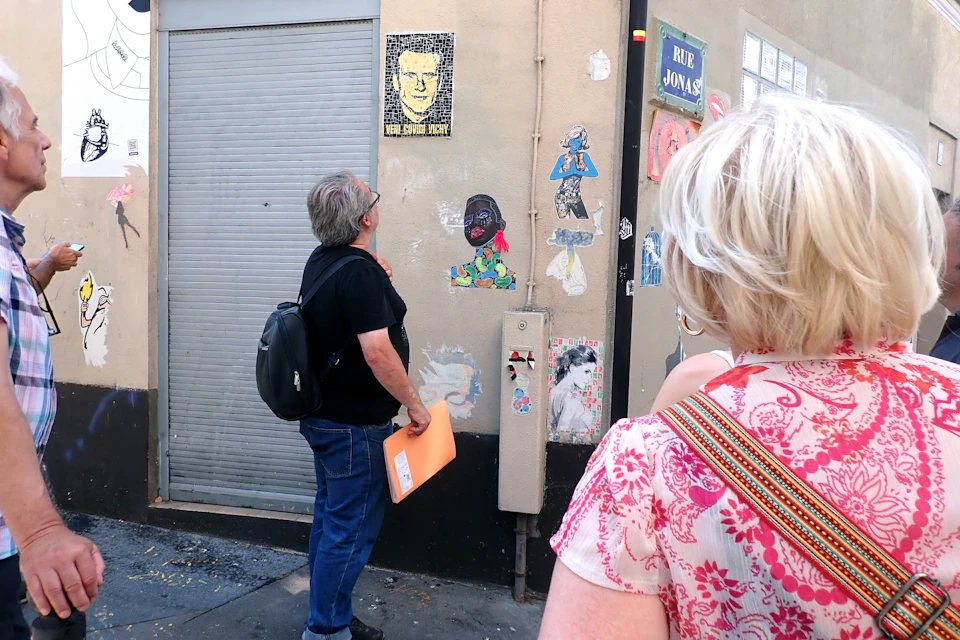 guide and guests looking at street art in the Butte Aux Cailles