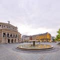 Alte Oper mit Opernplatz und Springbrunnen