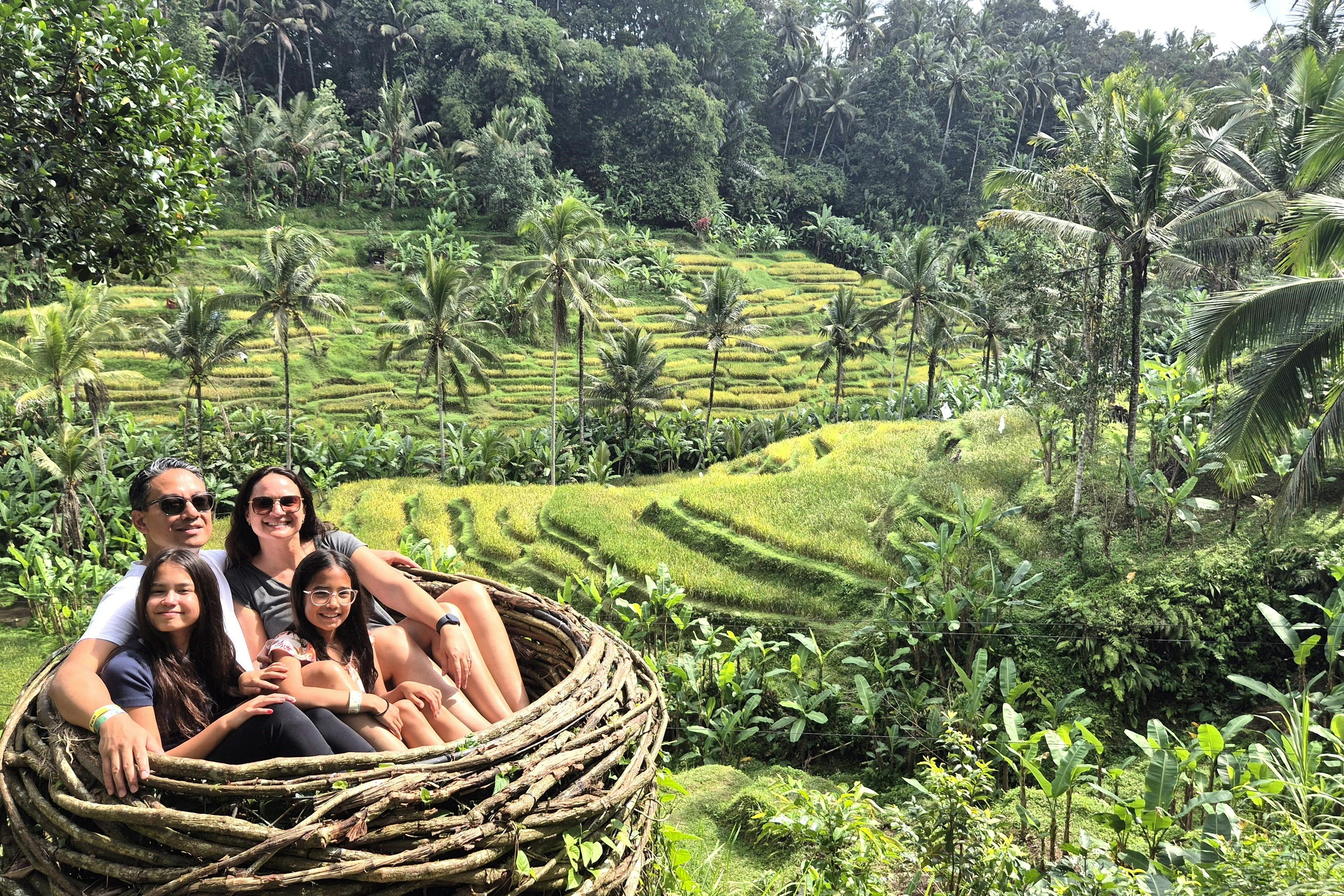 ミツバチの巣で家族写真撮影