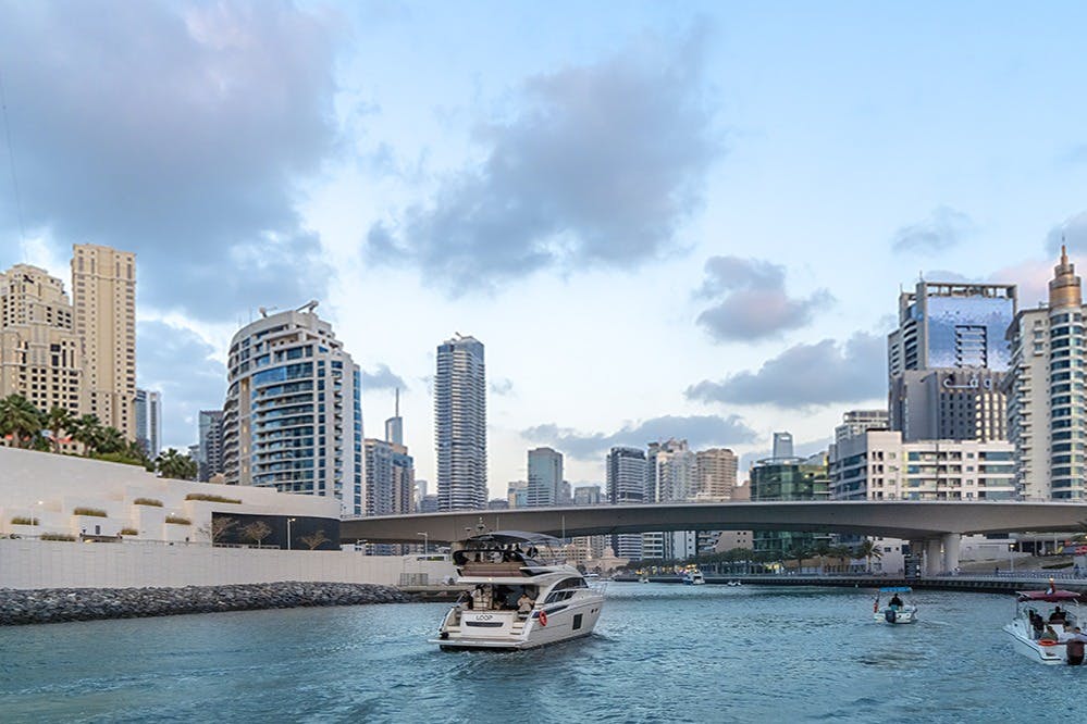 乘船探索宁静：体验滨海运河游船的神奇魅力