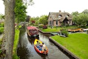 Giethoornの運河沿いを小さな電動ボートでクルージングして、本物の地元の体験をお楽しみください。
