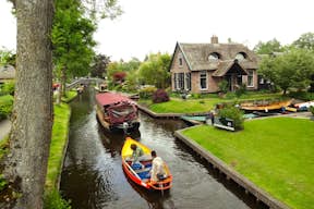 Naviga lungo i canali di Giethoorn su una piccola barca elettrica per vivere un'autentica esperienza locale.