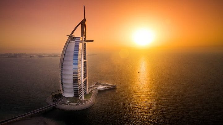 Afbeelding van de Burj Al Arab bij zonsondergang