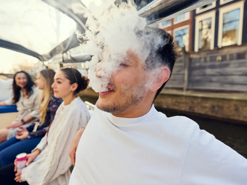 Amsterdam: Smoke-Friendly Canal Cruise