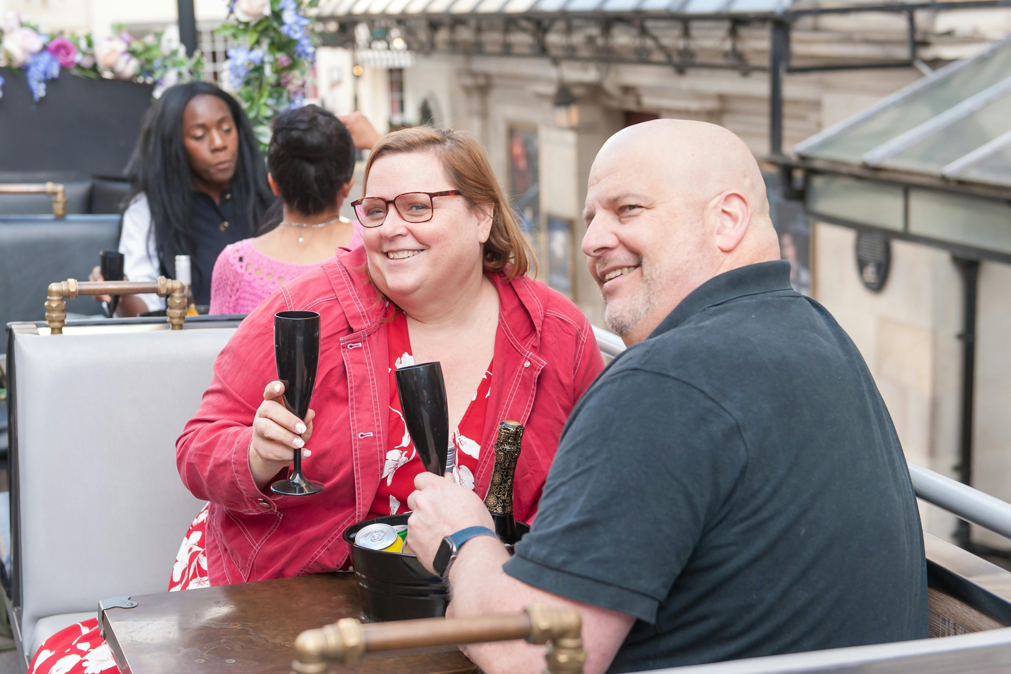 酒吧巴士上的氛围