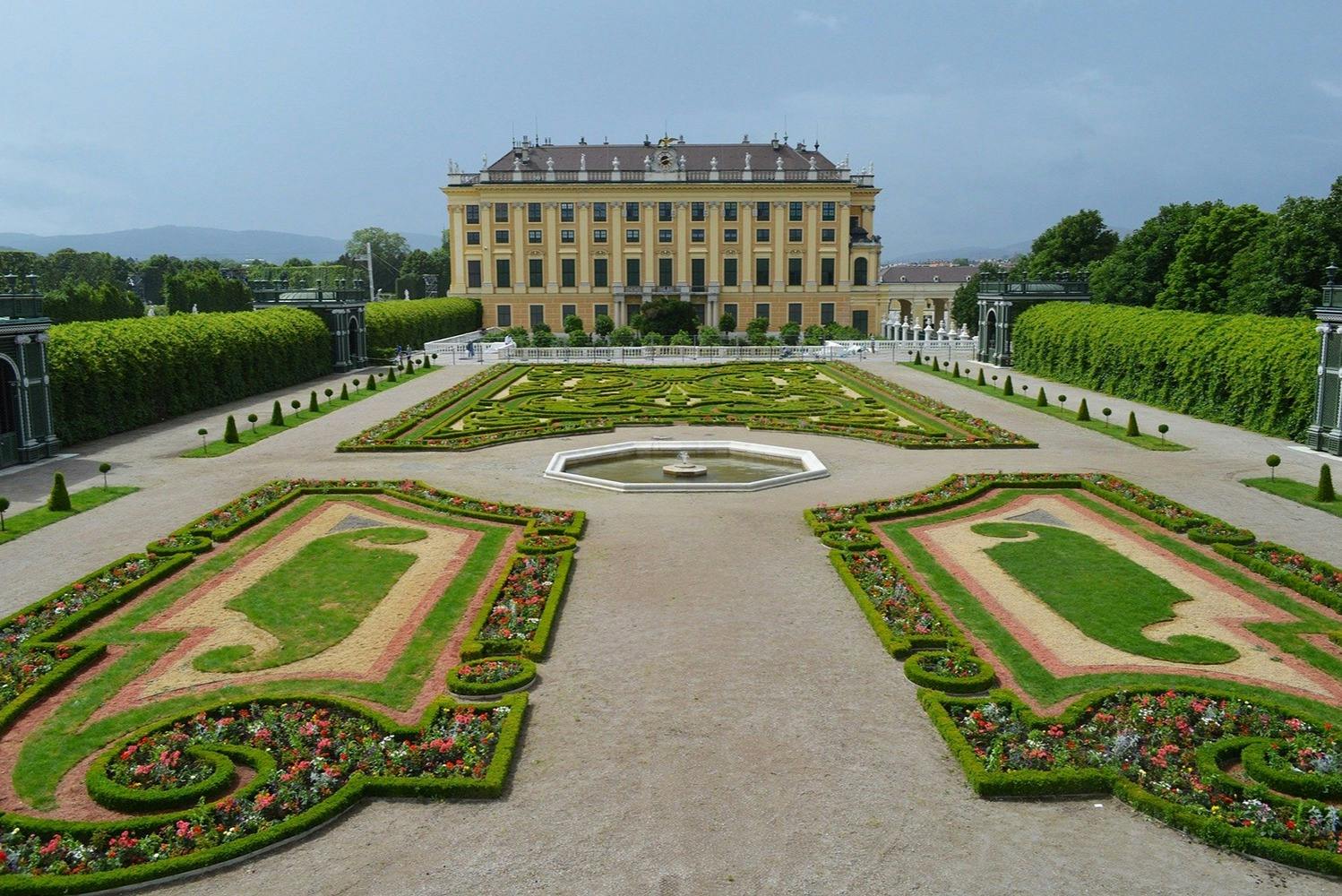 ベルヴェデーレ宮殿 + シェーンブルン宮殿と庭園へのファストレーン入場（ガイド付き）