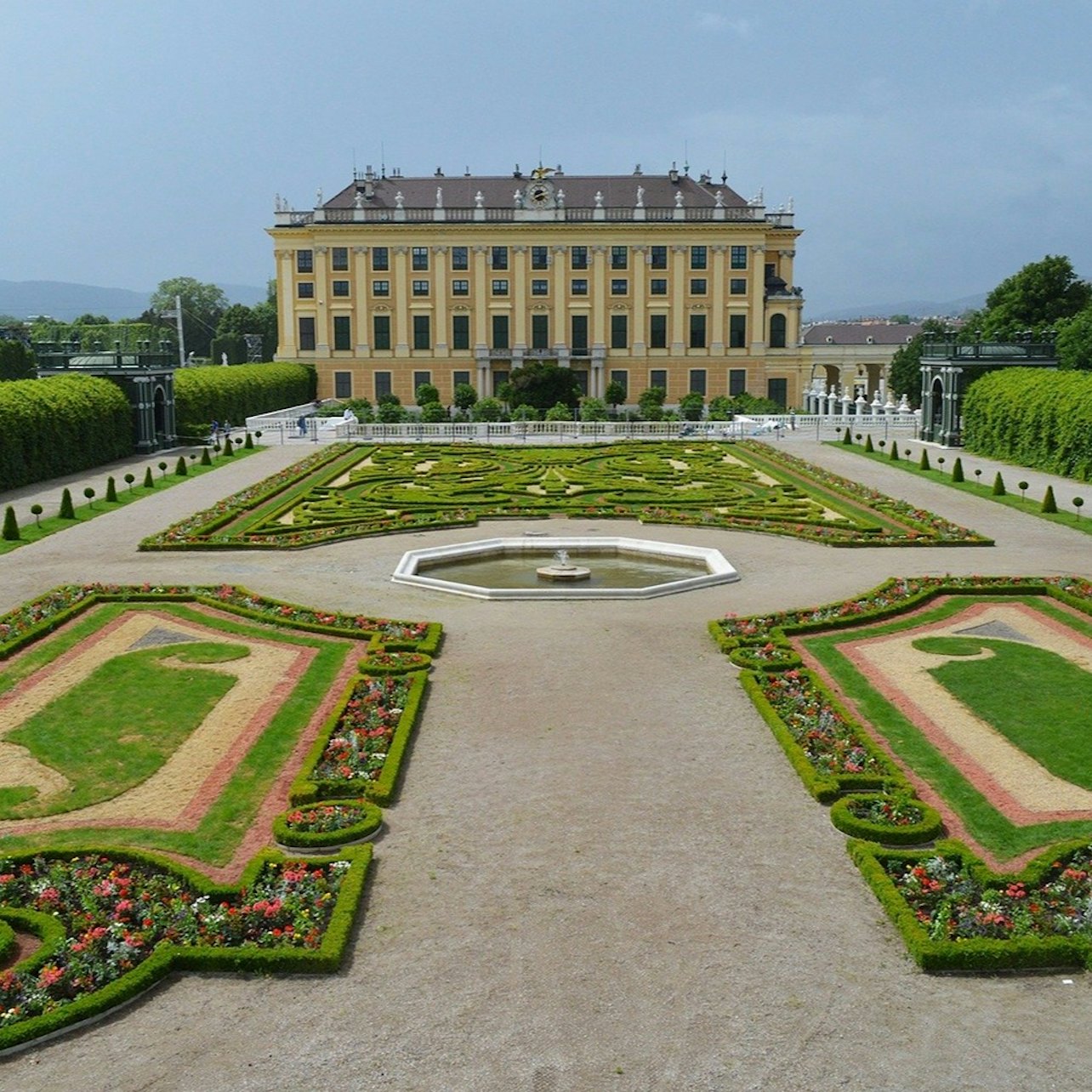 Entrada rápida no Palácio e Jardim Schönbrunn com visita guiada - Acomodações em Viena