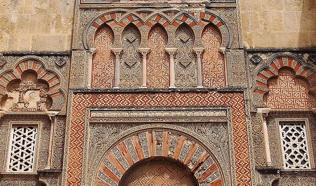 精心装饰的拱门和立面采用奶油色、红色和米色的几何图案和花卉图案。