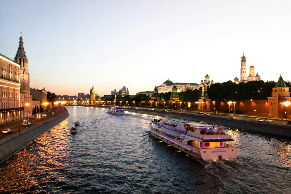 Cruise boat