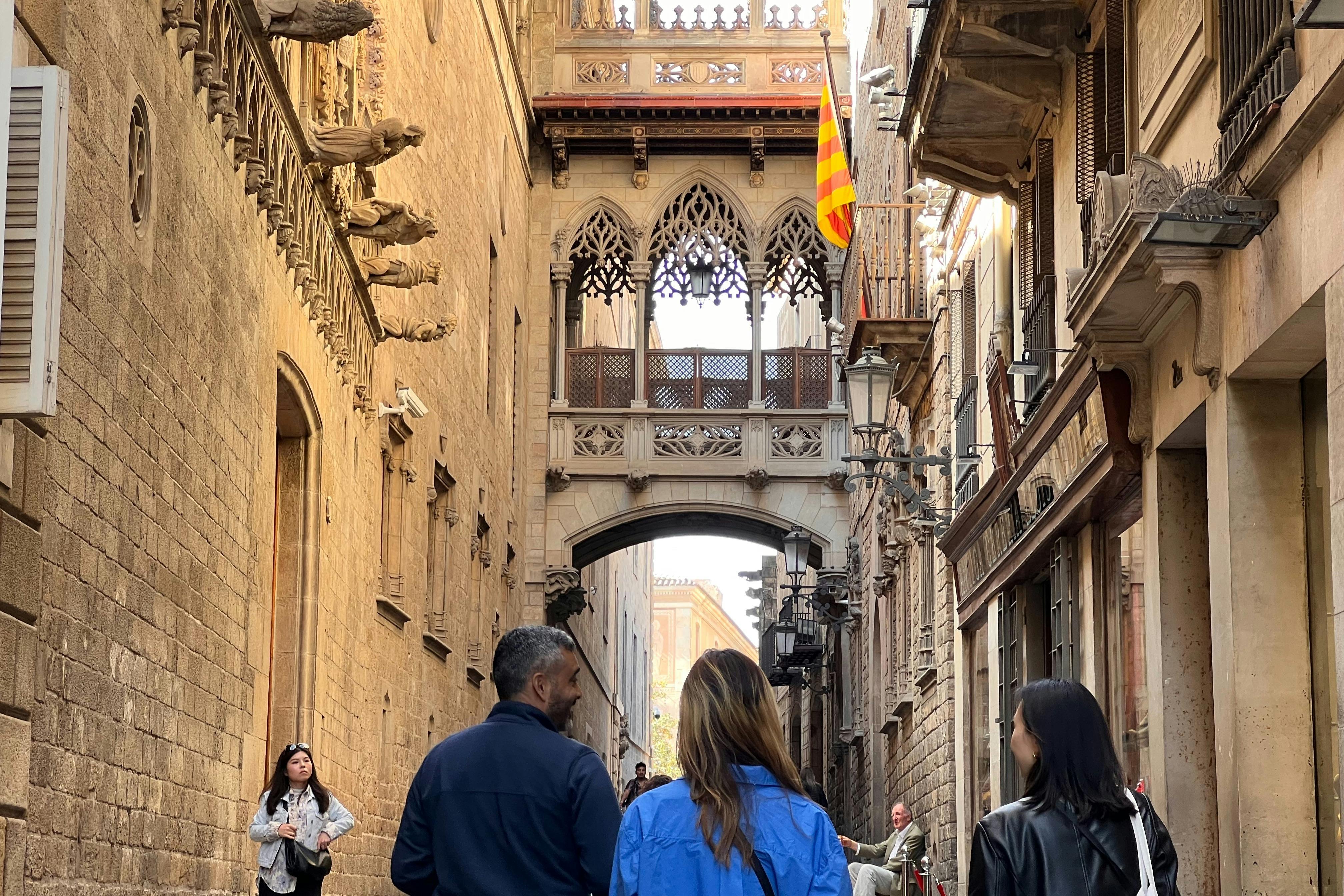 Les visiteurs découvrent le quartier gothique