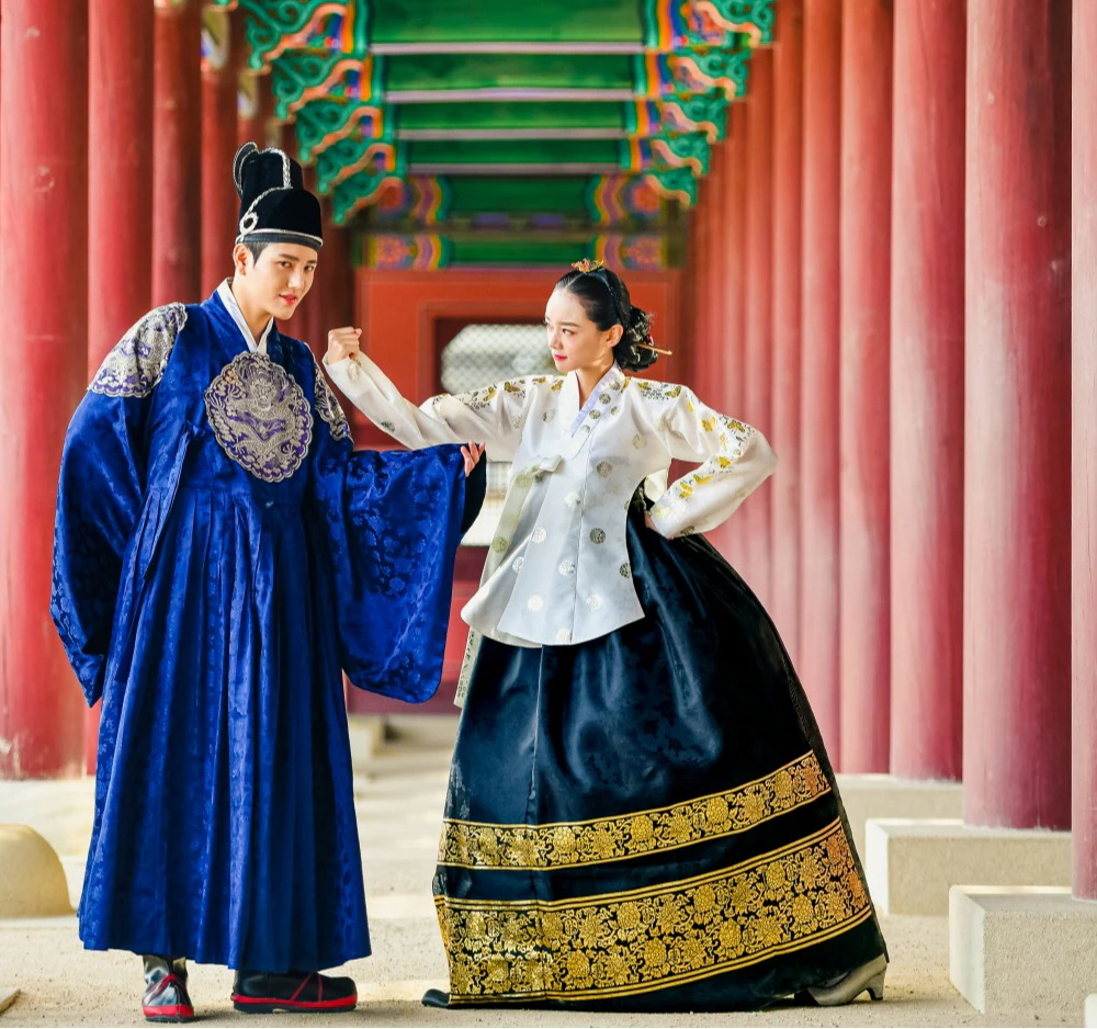Photoshoot Gyeongbokgung: Premium Hanbok 2-Hr Rental + Indoor Basic Profile Shoot