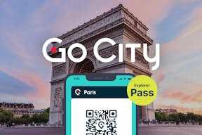 Arc de Triomphe i baggrunden med Go City Explorer Pass-logoet foran, med grafik af en mobiltelefon.