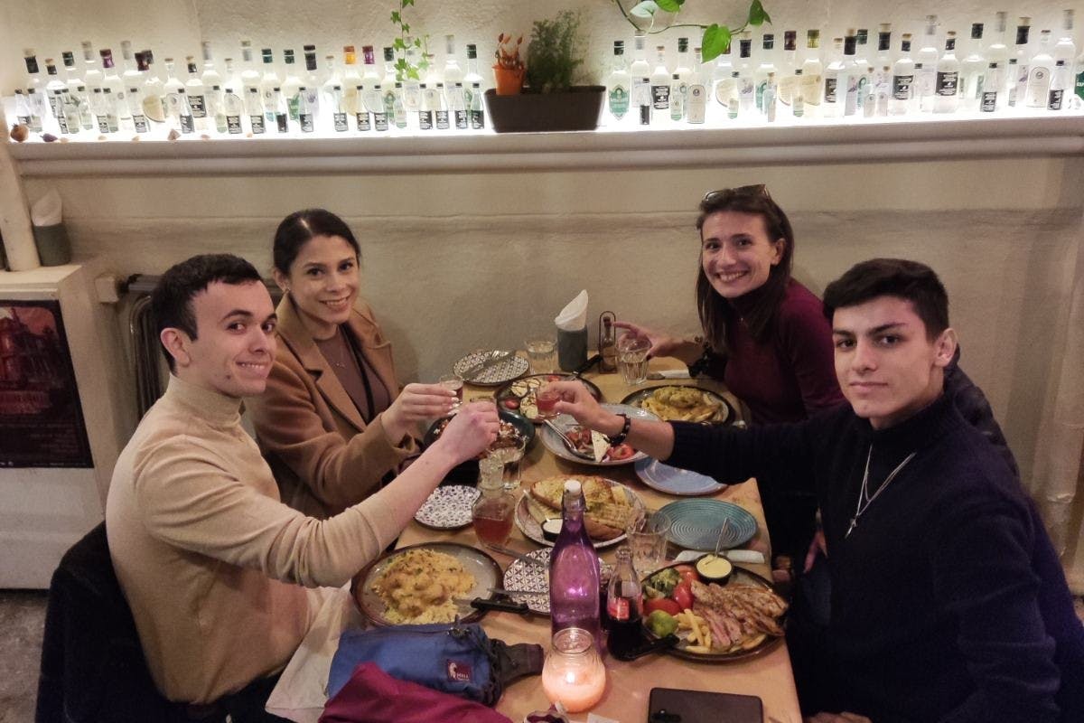 Ο ξεναγός μας θα δειπνήσει με τους επισκέπτες.