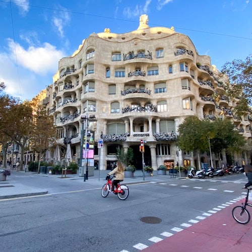 バルセロナ：ガウディハウスからバルセロナまでのプライベートバイクツアー (即日発券)