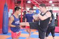 Impara l'arte di base della Muay Thai, lo sport più popolare della Thailandia.