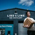 Co-fundador Ian fora de nossa destilaria Lind & Lime Gin em Leith