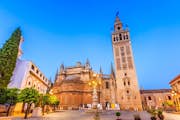 Giralda en achterkant van de kathedraal van Sevilla
